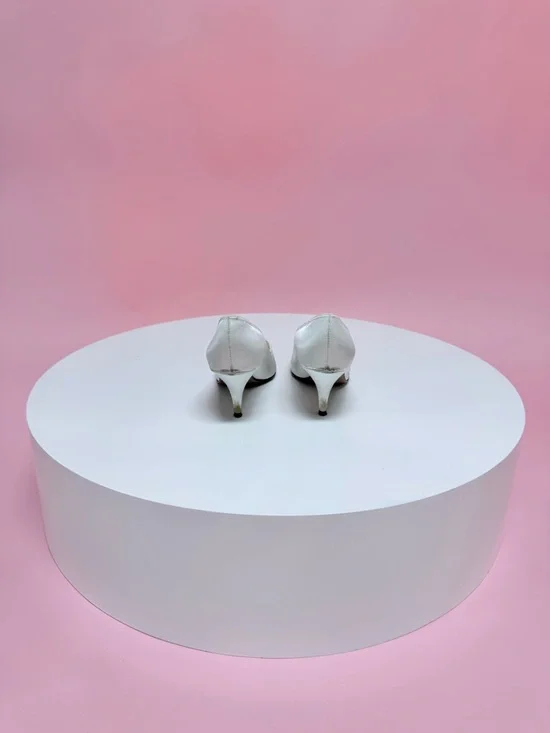 Elegant Vintage Ivory Satin Pointed Toe Pumps with Beaded Detail - Picture 3 of 9